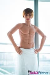 Zack est nu sous sa serviette 160cm