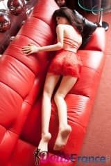 Kim poupée de 158cm allongée sur son sofa en cuir