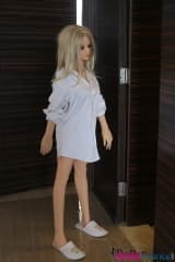Dolly blonde dans son appartement 136cm