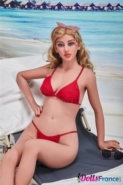 Cecelia en bikini à la plage 163cm IronTech