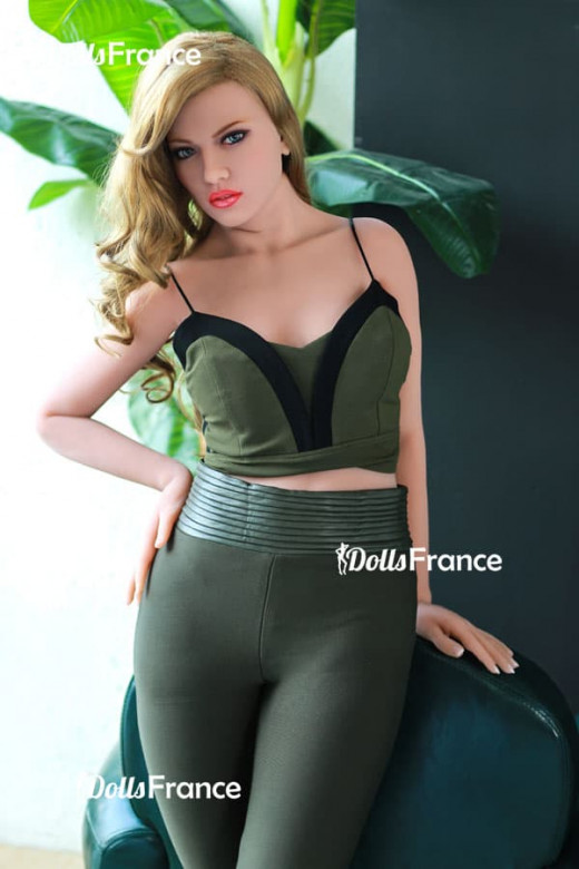 La poupée Bianca fume une clope 161cm 6YE