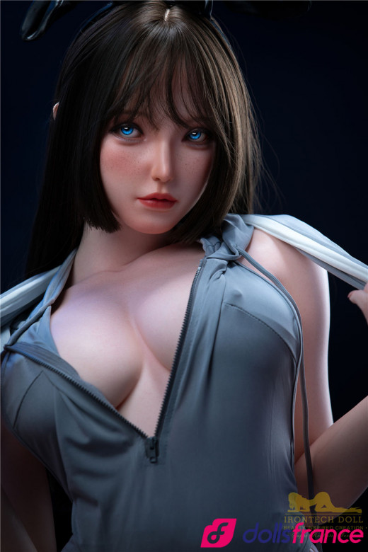 Yu adorable love doll réelle silicone aux yeux bleus 164cm IronTech