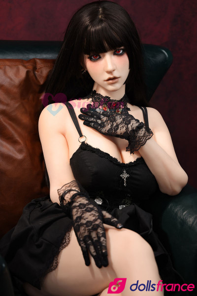 Yuri sexdoll gothique aux yeux rouges en stock EU 164cm SigaFun