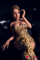 July sexdoll Aibei 150cm F-cup, cheveux blonds yeux bleus, robe léopard étole blanche