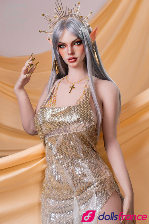Poupée elfe silicone SEdoll 167cm bonnet F, cheveux gris argenté, robe dorée scintillante, oreilles pointues
