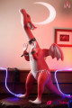 Poupée dragon Drakaina en silicone rouge avec ailes, queue et liens de cuir, Dolls Castle