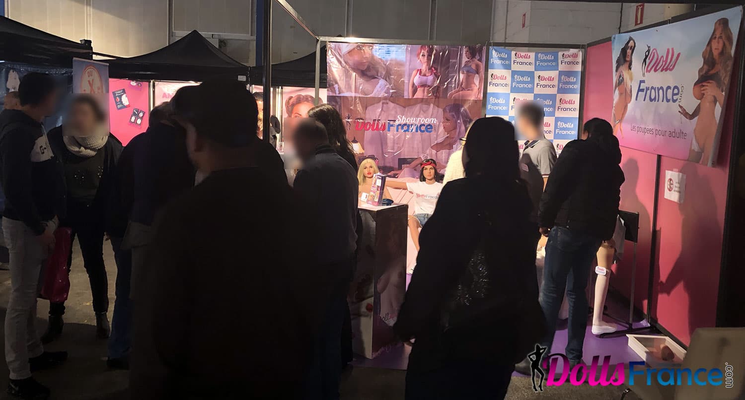 Foule au salon érotisme reims poupée sexuelle dollsfrance