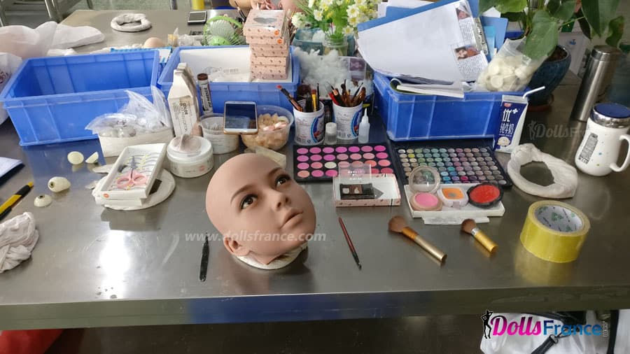 maquillage du visage de la poupée sexe