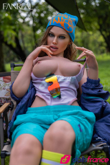 Kelly sexdoll réelle en silicone campeuse à gros nibards 155cm F-cup FanReal