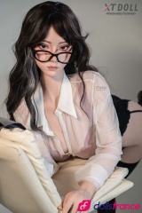 Real doll en silicone Lucy la secr&eacute;taire asiatique &agrave; lunettes 165cm bonnet E XTDoll