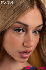 Lila poup&eacute;e pour adultes en silicone blonde &agrave; grosses meules 95cm bonnet G FanReal