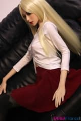 Poupée blonde Daisy sur le canapé 165cm