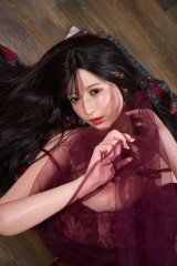 Emilia poup&eacute;e pour sexe en silicone asiatique &agrave; gros nibards 159cm bonnet D Real Lady