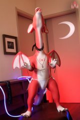 Drakaina sexdoll dragonne rouge aux ailes d&eacute;ploy&eacute;es 125cm Dolls Castle