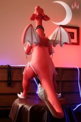 Drakaina sexdoll dragonne rouge aux ailes d&eacute;ploy&eacute;es 125cm Dolls Castle