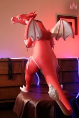 Drakaina sexdoll dragonne rouge aux ailes d&eacute;ploy&eacute;es 125cm Dolls Castle