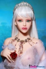 Queenie a une belle chatte aux grandes l&egrave;vres 158cm Victoria