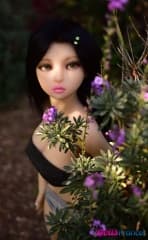 Mini poupée Iris en brune dans les bois 100cm PiperDoll