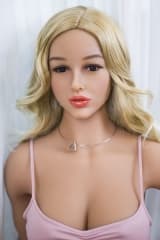 Ledia montre ses fesses avec son mini short 166cm ASDoll