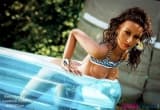 Laeticia profite de l'été dans sa piscine 157cm Dollsfrance