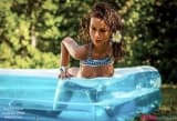 Laeticia profite de l'été dans sa piscine 157cm Dollsfrance