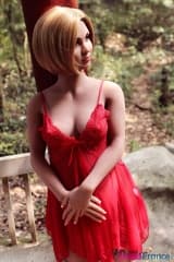 Carole en robe rouge 158cm