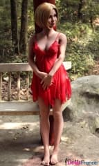 Carole en robe rouge 158cm