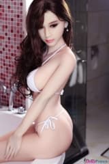 Ariel porte un corset blanc 165cm