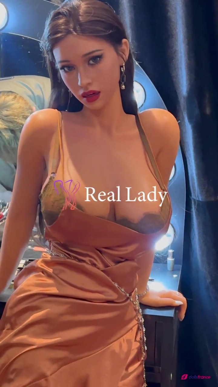 Sex doll en silicone Hailey la star aux yeux bleus 159cm bonnet D Real Lady