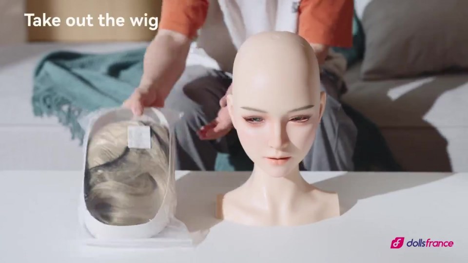 Mettre la perruque sur la tête AI X-bot SEdoll